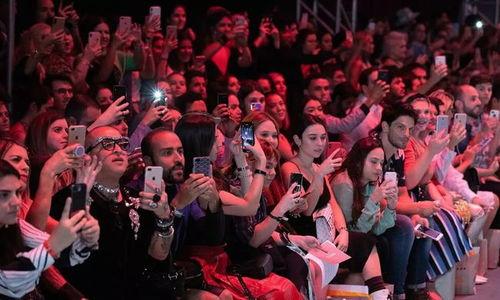 五五开女粉丝唱歌视频,网络热传唱歌视频引热议