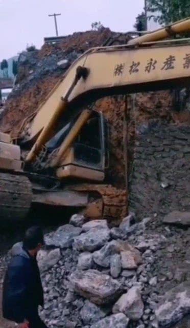 挖掘机破碎工作视频,挖掘机破碎工作高效实况解析
