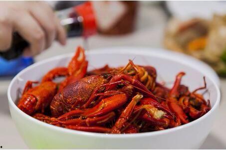 吃小龙虾视频,辣味十足！一起探秘小龙虾美食之旅