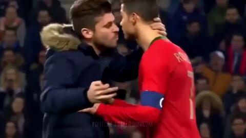 帅哥被脱裤子的视频,帅哥不慎遭遇脱裤风波